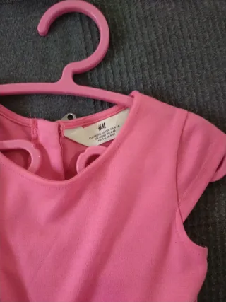 Vestido rosa con lazo negro