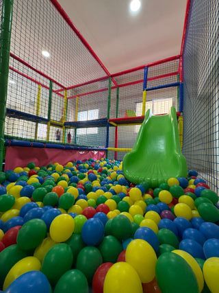 Parque de bolas infantil en muy buen estado