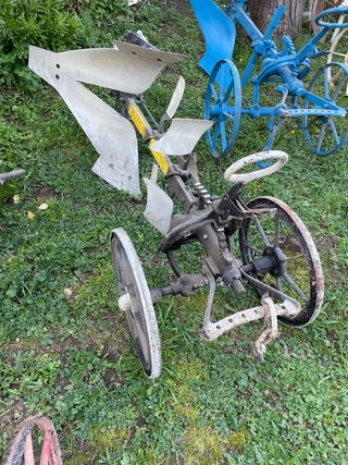 Arado antiguo de metal