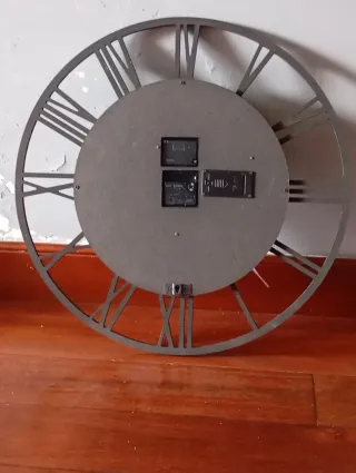 Reloj de pared con engranajes
