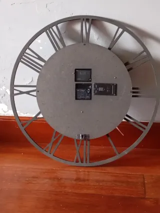 Reloj de pared con engranajes
