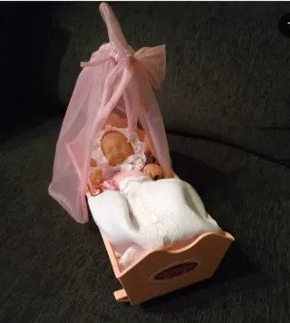 Barriguitas culla e neonato che dorme