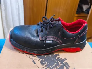 Vendo zapatos de seguridad rojos y negros sin uso
