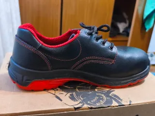 Vendo zapatos de seguridad rojos y negros sin uso