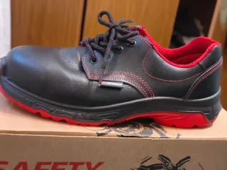 Vendo zapatos de seguridad rojos y negros sin uso