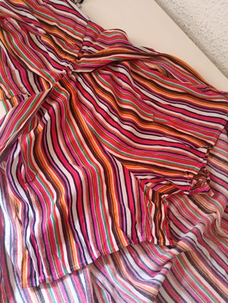 Vestido de verano con rayas multicolor