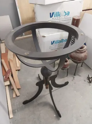 Mesa redonda de metal y madera