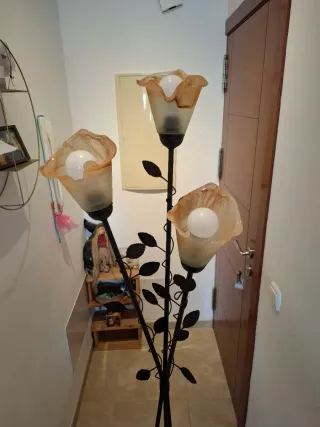 Lámpara de pie hierro y vidrio estilo floral