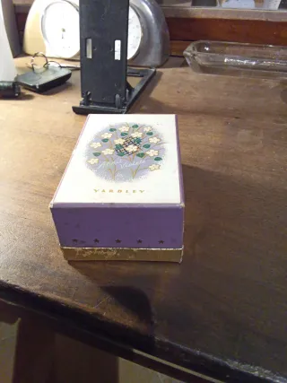 Botellita de perfume Yardley April Violets