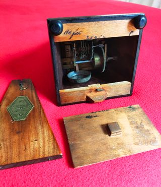 Metrónomo muy antiguo madera con campana