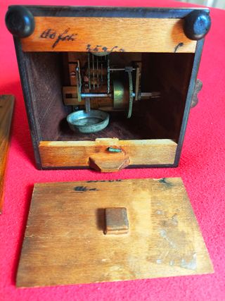 Metrónomo muy antiguo madera con campana