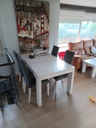 Mesa de comedor con 4 sillas.