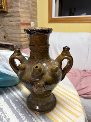 Botijo antiguo de cerámica