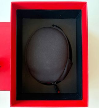 Auriculares Beats Solo HD negro y rojos.