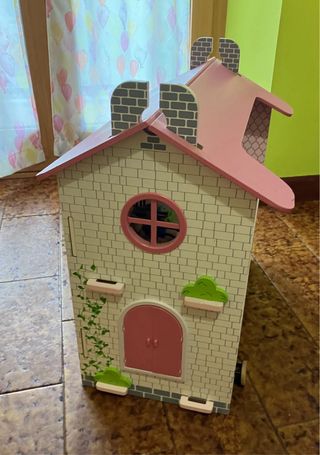 Casetta delle bambole in legno con accessori