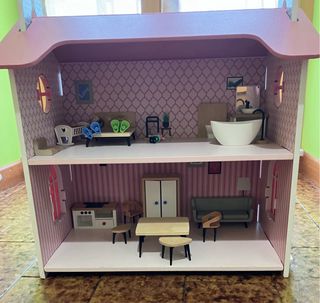 Casetta delle bambole in legno con accessori