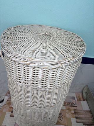 Cesto de mimbre blanco y verde