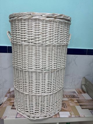 Cesto de mimbre blanco y verde