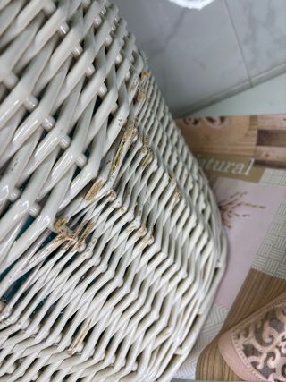 Cesto de mimbre blanco y verde