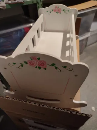 Cuna de juguete de madera