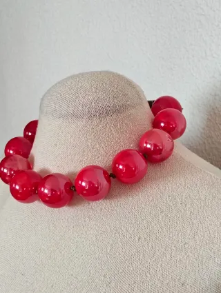 Collar bolas grandes resina rojo vibrante