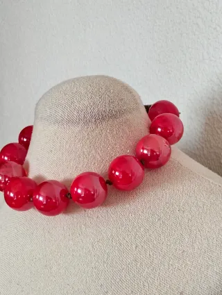 Collar bolas grandes resina rojo vibrante