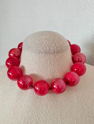 Collar bolas grandes resina rojo vibrante