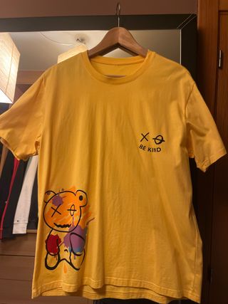 Camiseta amarilla con oso y BE KIND