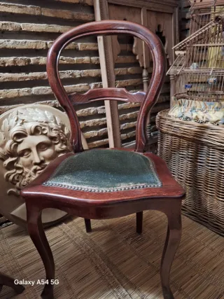 Silla antigua con asiento de piel verde