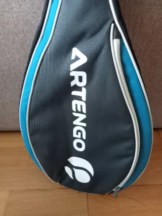 Raqueta tenis Artengo 700 y funda Artengo.