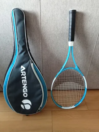 Raqueta tenis Artengo 700 y funda Artengo.