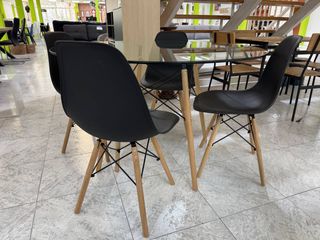 Mesa Cristal + 4 Sillas Nórdicas - Barcelona .