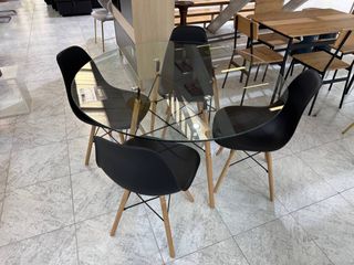 Mesa Cristal + 4 Sillas Nórdicas - Barcelona .