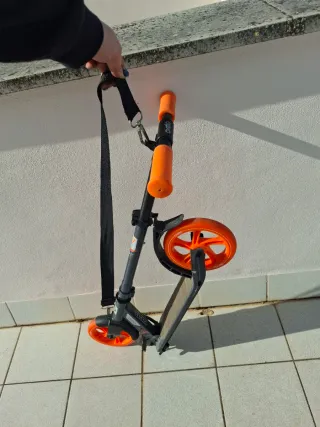 Patinete de 2 ruedas negro y naranja