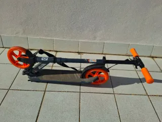 Patinete de 2 ruedas negro y naranja