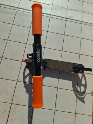 Patinete de 2 ruedas negro y naranja