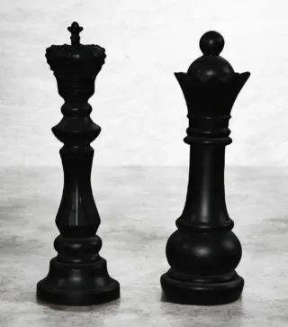Decorazione arte statua scacchi re e regina in pla