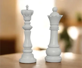 Decorazione arte statua scacchi re e regina in pla