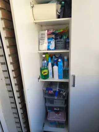 Armario blanco de madera