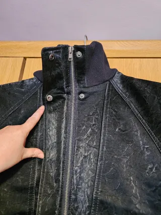 Gabardina polipiel negra. Talla 40 EUR.