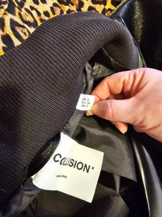 Gabardina polipiel negra. Talla 40 EUR.