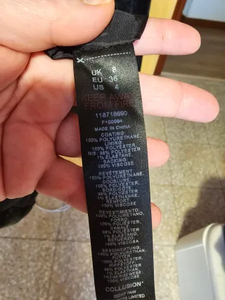 Gabardina polipiel negra. Talla 40 EUR.