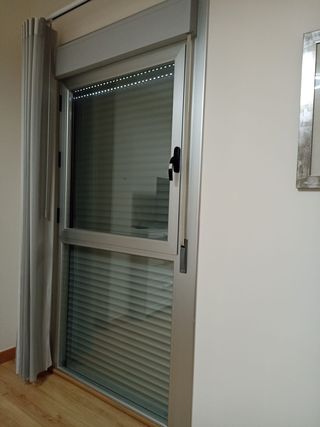 Ventana aluminio gris