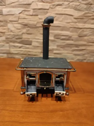 Miniatura cocina leña ,con cacerolas de cobre