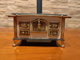 Miniatura cocina leña ,con cacerolas de cobre