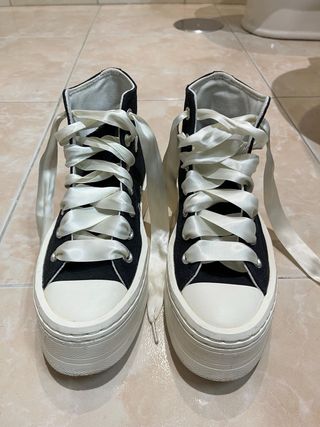 Converse plataforma negras con cordones satinados