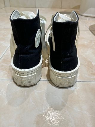 Converse plataforma negras con cordones satinados