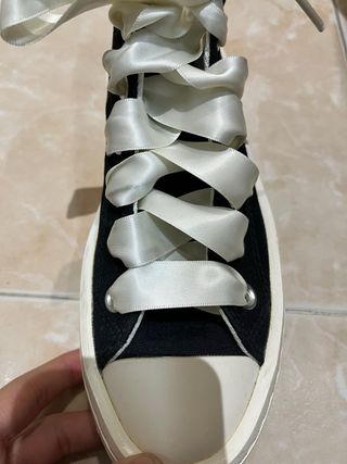 Converse plataforma negras con cordones satinados