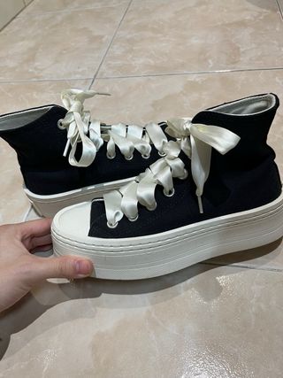 Converse plataforma negras con cordones satinados