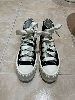 Converse plataforma negras con cordones satinados